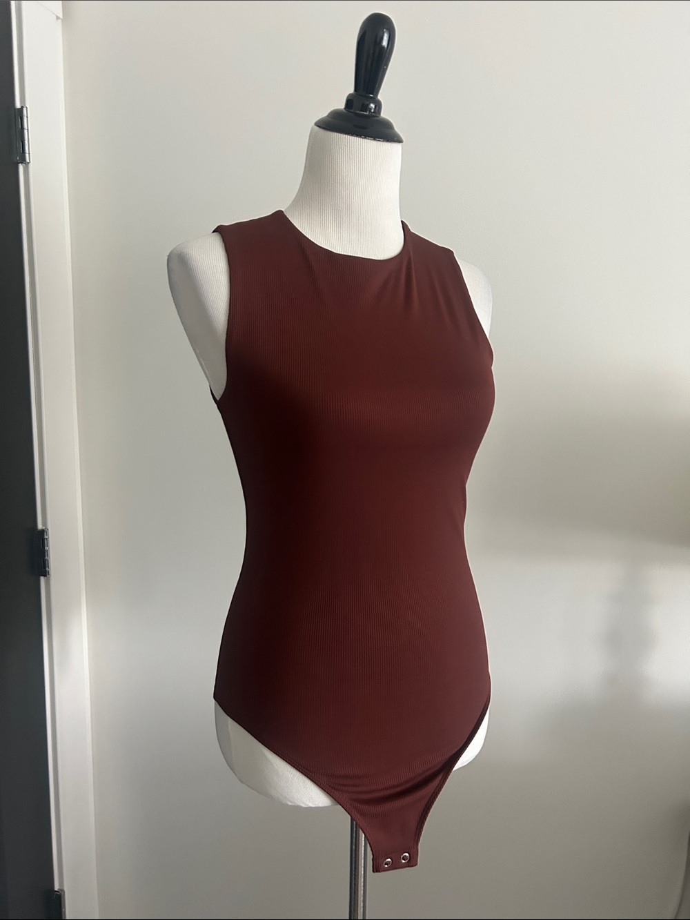 Express S never worn body contour brown Sleeveless Ribbed Bodysuit